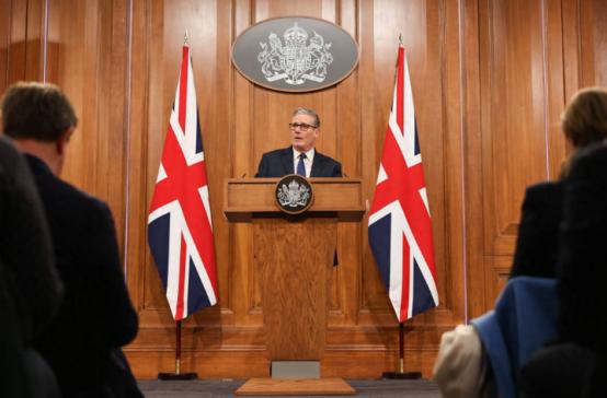 全球一条最关键的航道堵死了，上千艘船愣是挪不动窝，急得人直跳脚，可更让人跌破眼镜