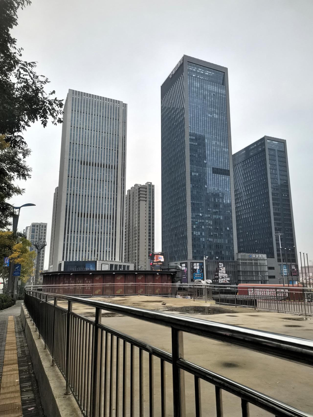 钱是用耐心等出来的。一朋友投资股市三十多年了，从亏损到盈利，经过了风风雨雨找