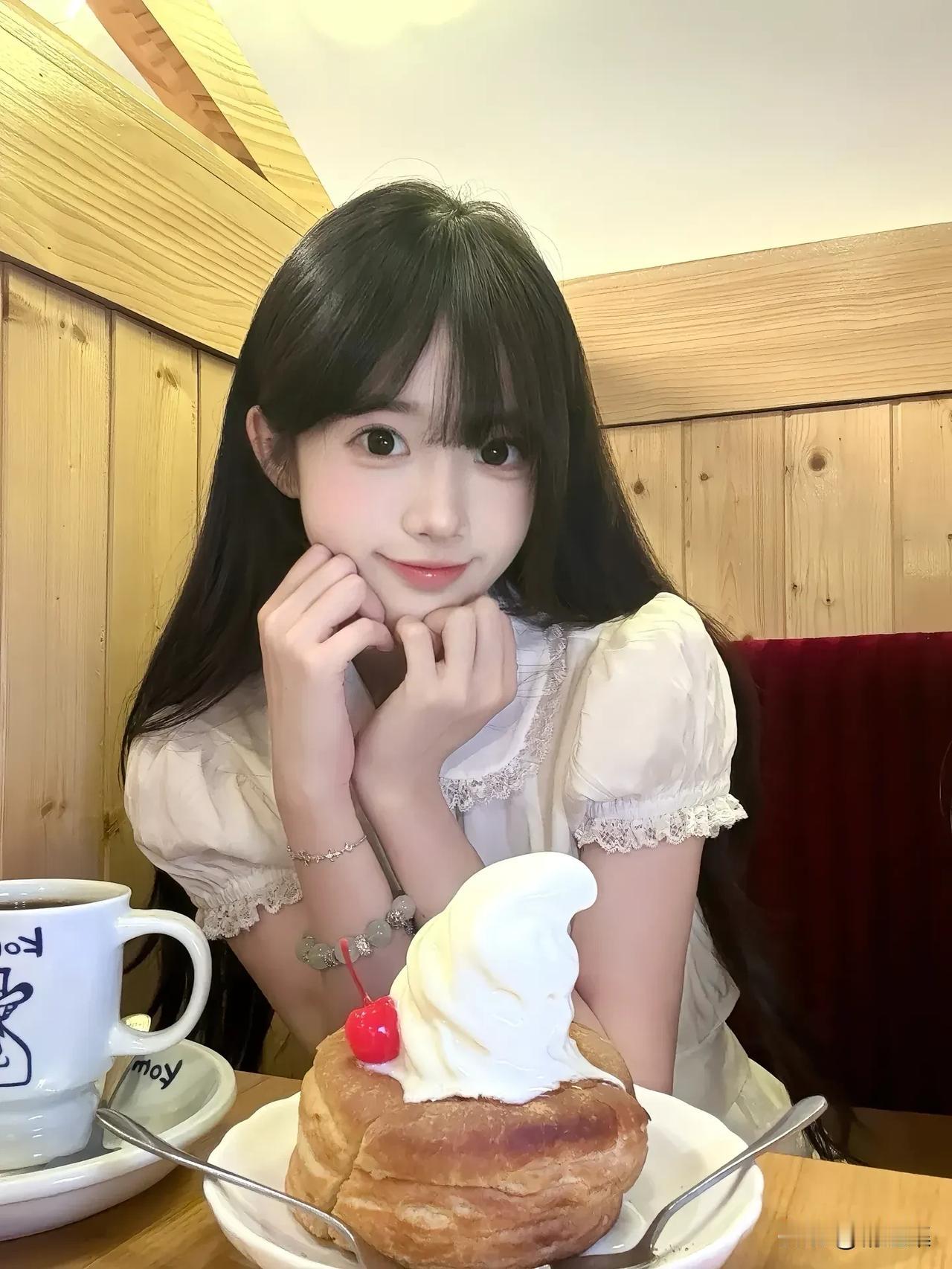 可爱女孩享受着美味甜点。