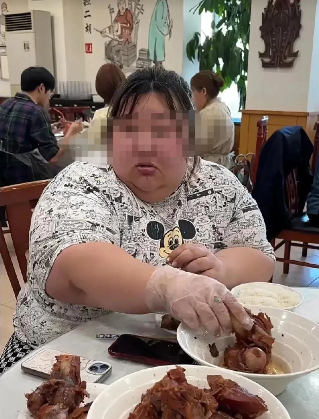 肥胖关键时刻也保命[捂脸哭]近日，黑龙江省哈尔滨一300斤女孩和家里发生争吵，女