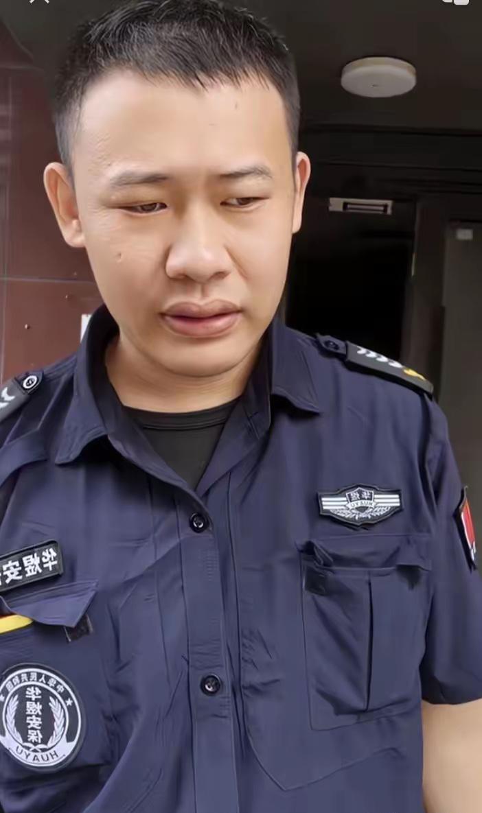 这名男子还不到三十岁，却在一处破旧小区当保安，一个月拿2100块钱工资，每天和一