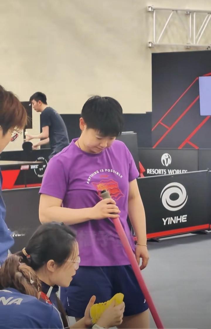 孙颖莎身边的女队医细心又贴心，把莎莎照顾得无微不至。就连小黄鞋磨脚这种小细节，都