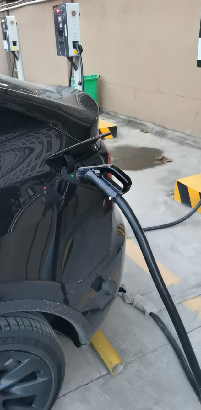 要不要装充电桩小区旁边就有一个充电站，也买了车位，要不要装一个充电桩啊，车位充