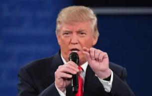 特朗普对全世界说了一句狠话，现在国际法管不了我，联合国也管不了我，能管特朗普的只