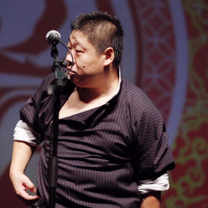 德云社第一巴图鲁李鹤彪紧急救场，逗哏变捧哏，彰显师哥的担当。孔云龙进组拍戏，章九