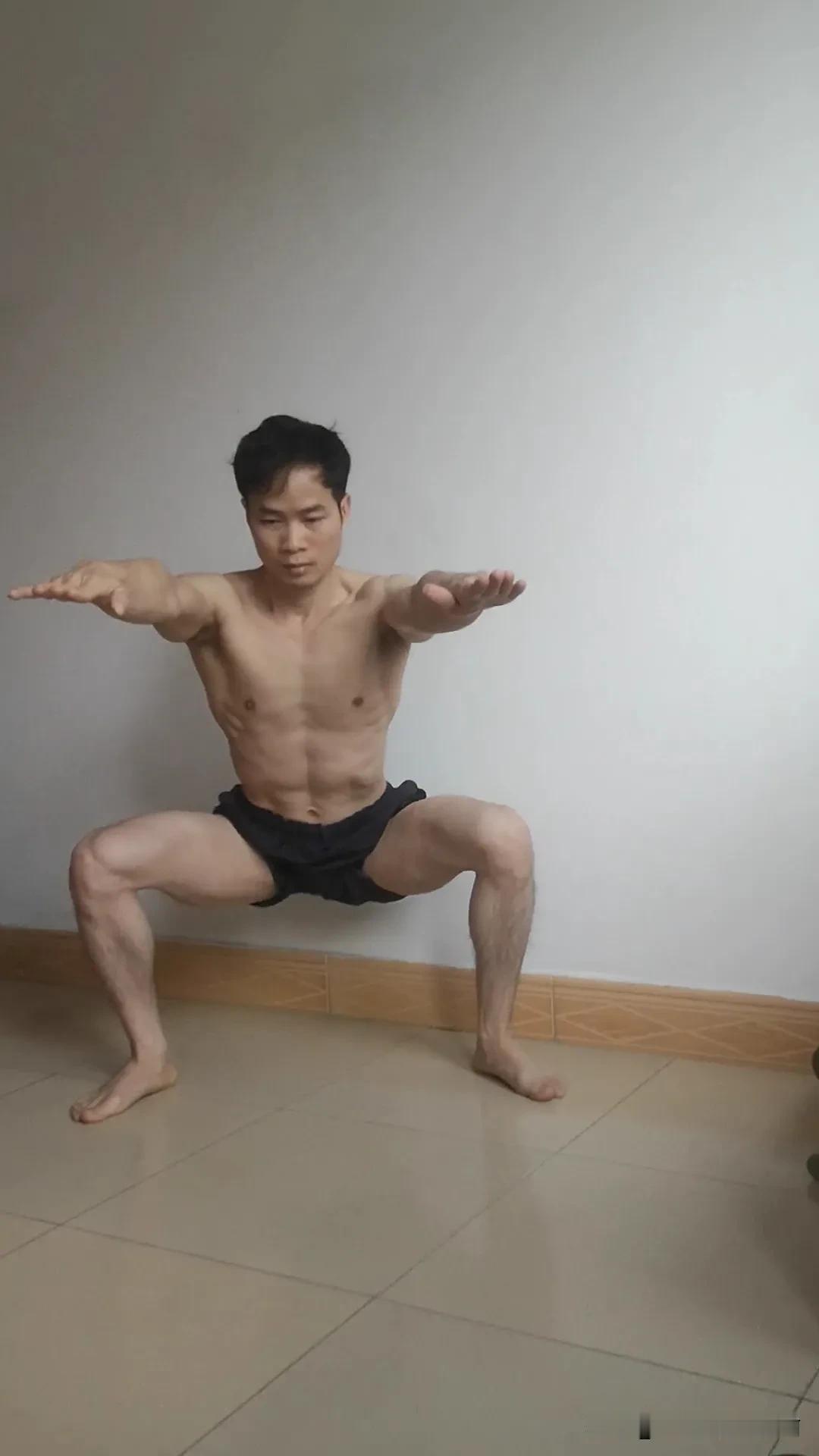 运动量评估：每天坚持做一百次踮脚运动，一组做完。80次深蹲一组做完，保加利亚蹲左