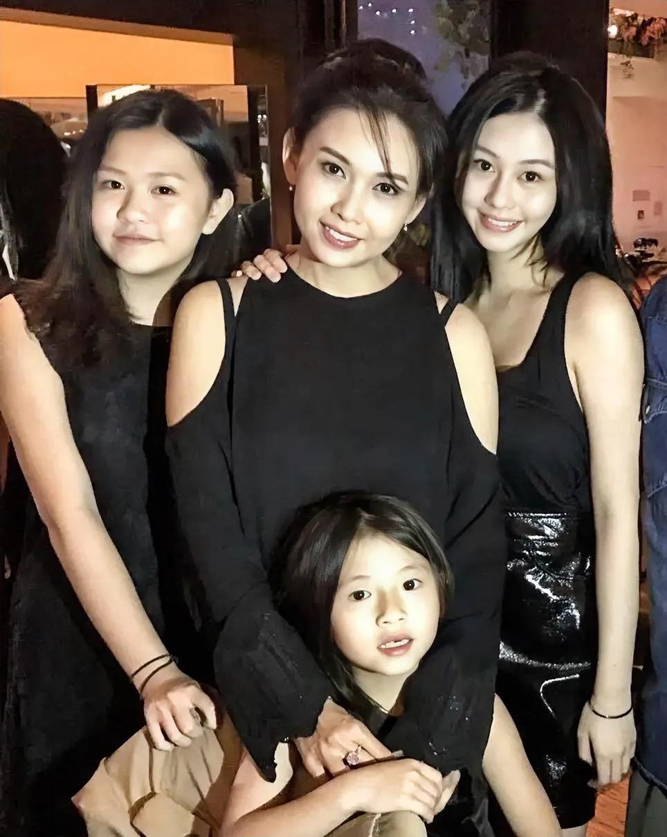 57岁邱淑贞和三个女儿最新合照。大女儿长得最好看，二女儿长得像爸爸沈嘉伟，颜值偏