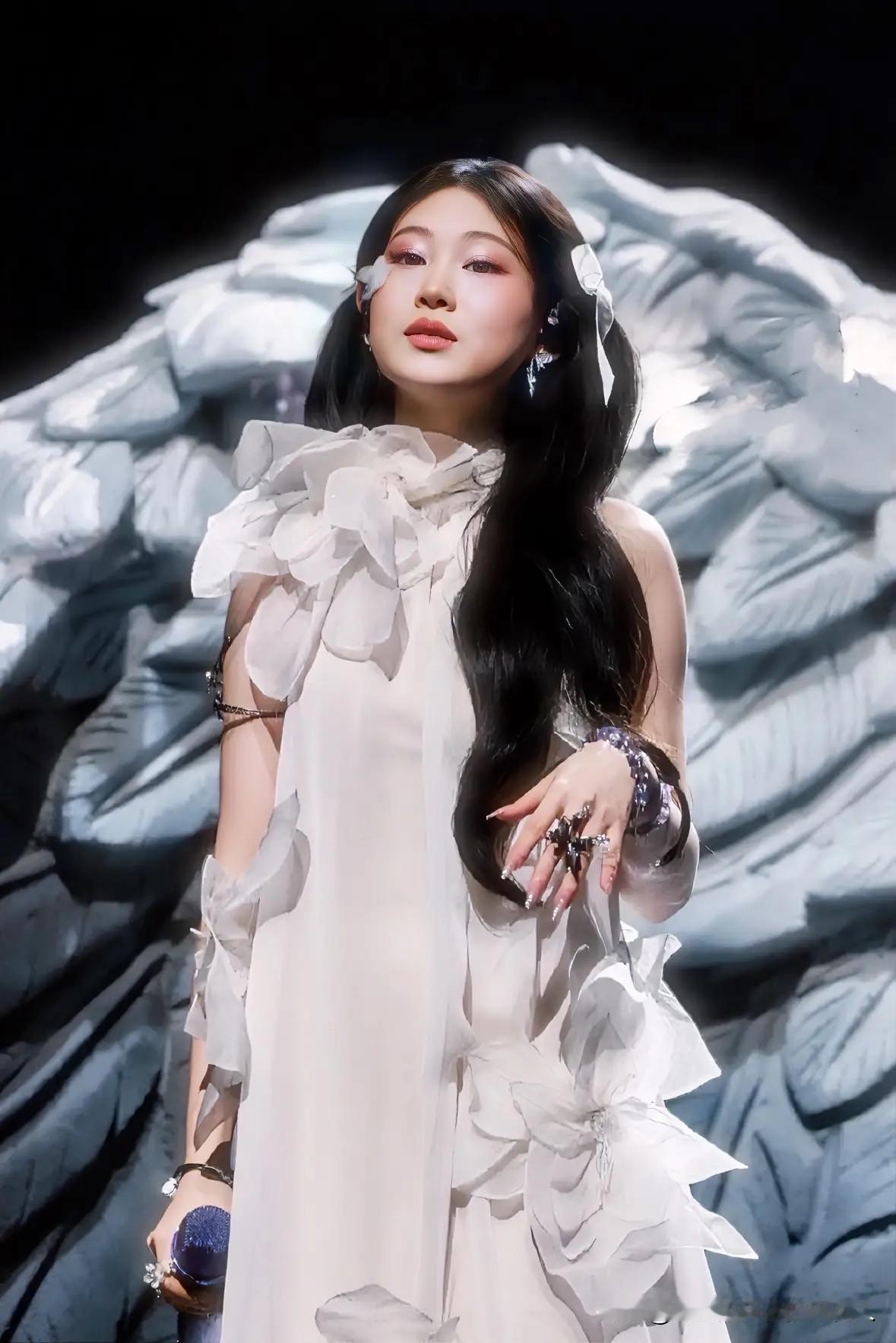 我问我老公：“像沈佳润这样搞砸了江苏跨年晚会，要赔钱吗？”我老公撇了撇嘴说：