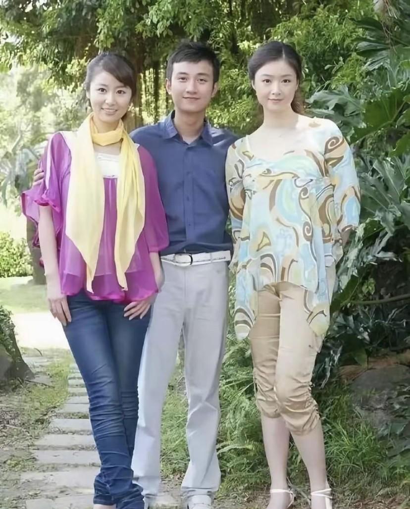 15年前，林心如34岁，蒋欣27岁，穿着和普通人没什么区别，但是面容都很好看，不