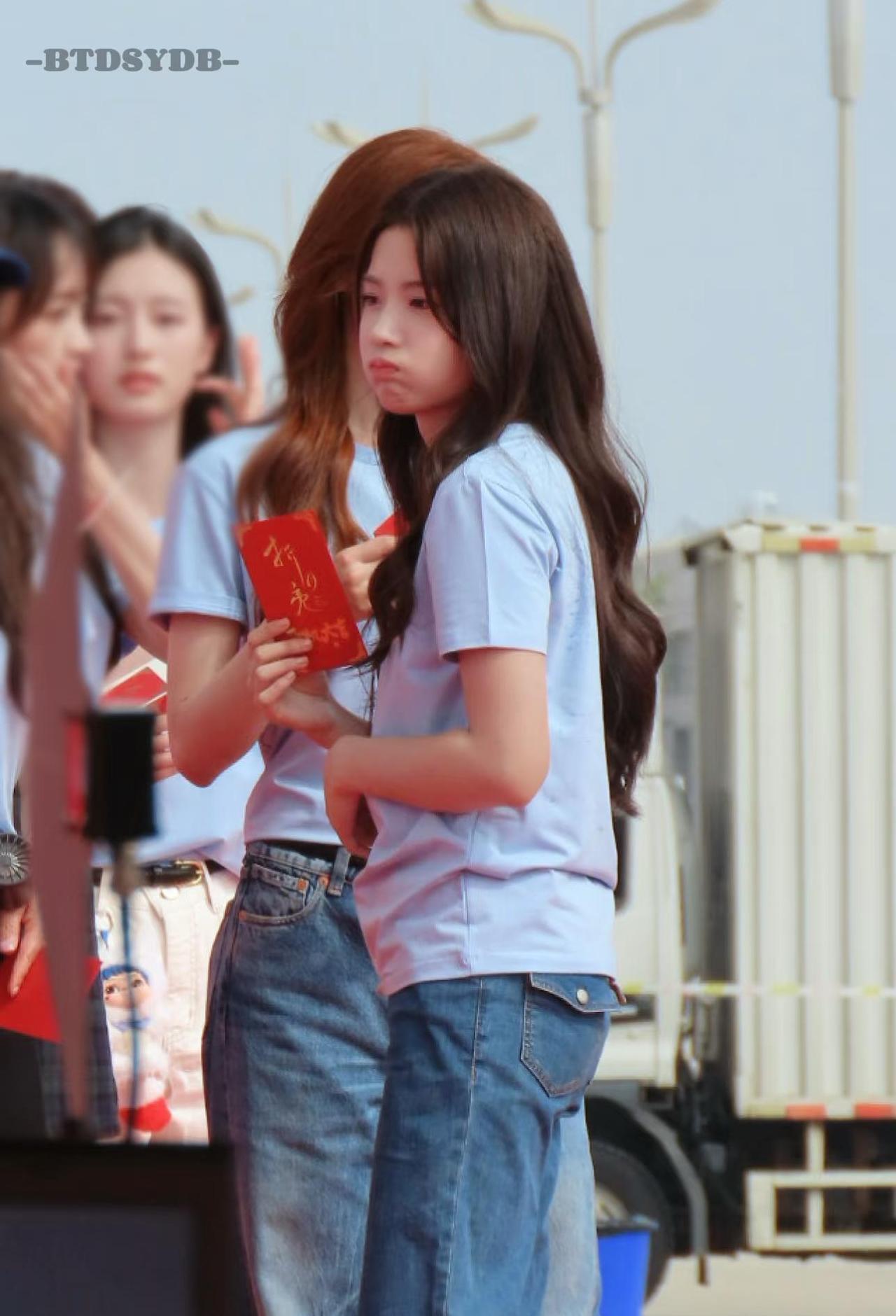 我爱站姐团建日🫰图源水印感谢站姐们分享卢昱晓！你们的镜头下晓晓好漂亮呀