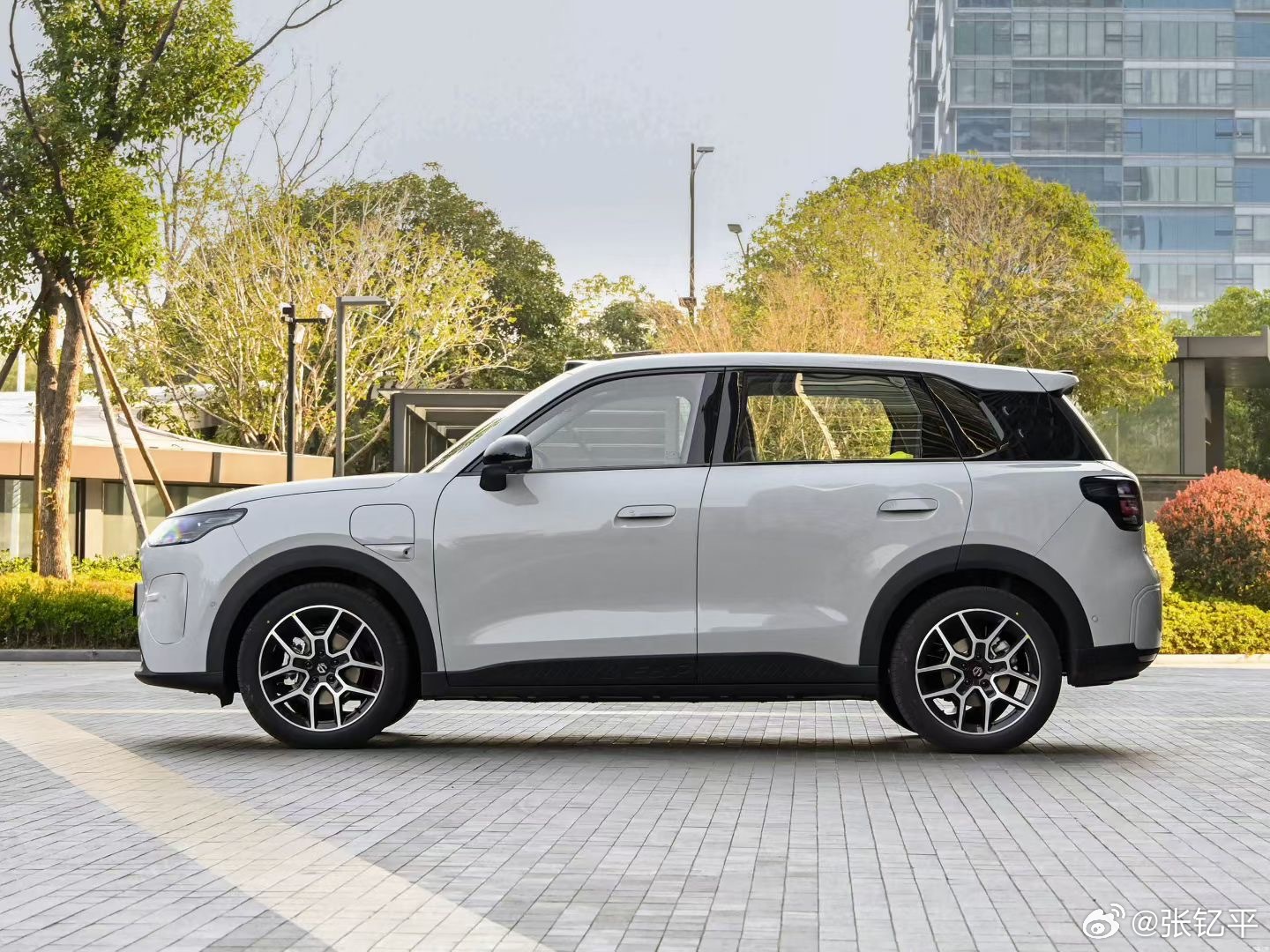 现在还在回顾零跑A10发布会，最好玩的一点：别的品牌在公布价格之前，都是反复铺垫