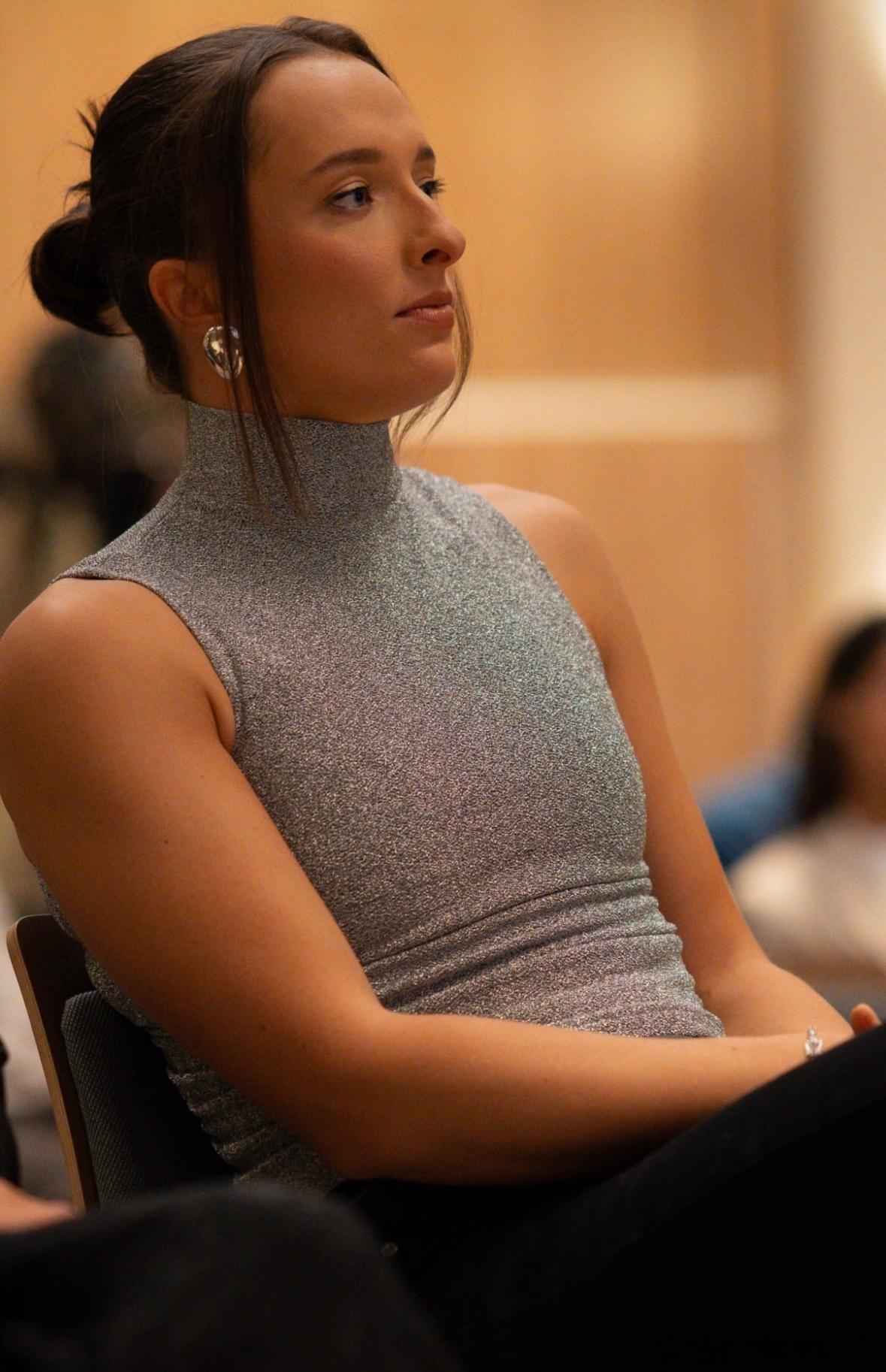 斯瓦泰克！举行了自己的IgaSwiatek基金会颁奖典礼！Iga亲自上台演讲鼓