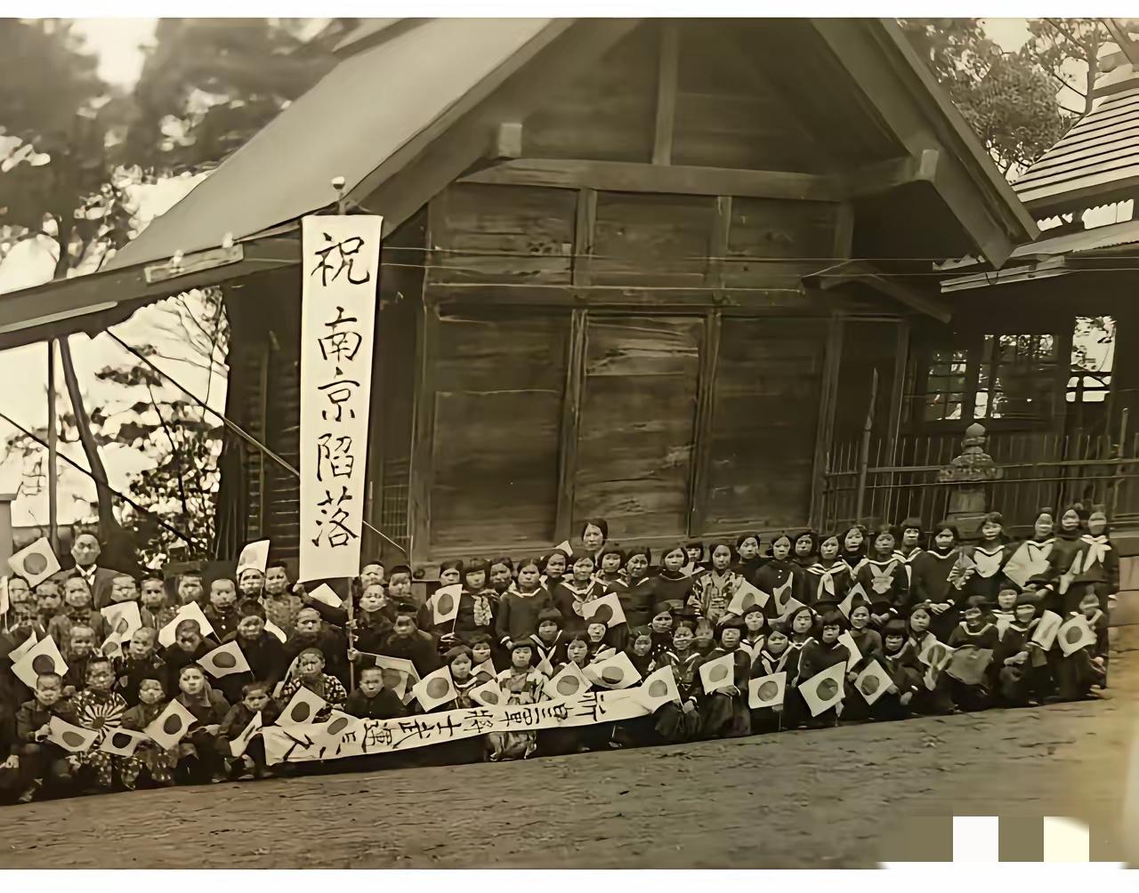 气得浑身发抖！​这是日本小学毕业纪念照片啊，他们怎么敢！堂而皇之拉出这样条