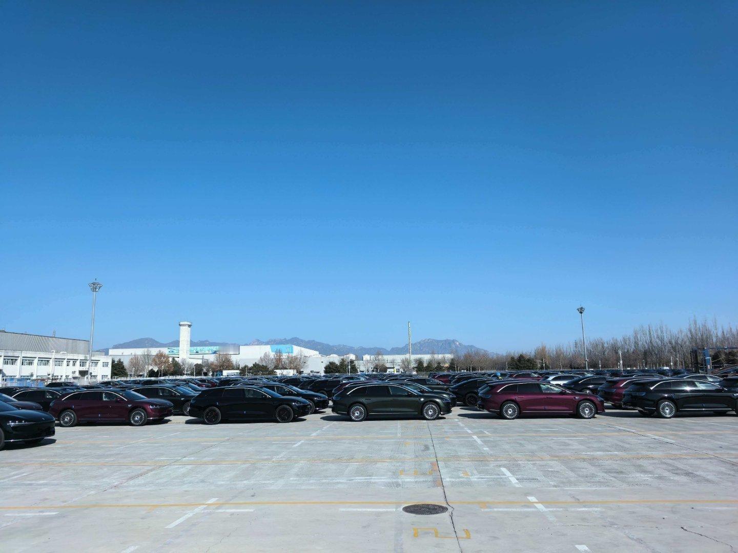 看来享界S9系列2月份的交付量也不会差，昨天一天就交付了450辆，让用户开新车过