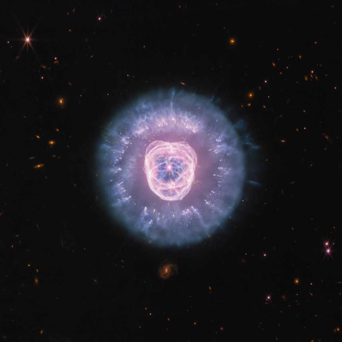 在繁星密布的宇宙“平原”上观测，NASA韦布空间望远镜拍摄了NGC2392的最