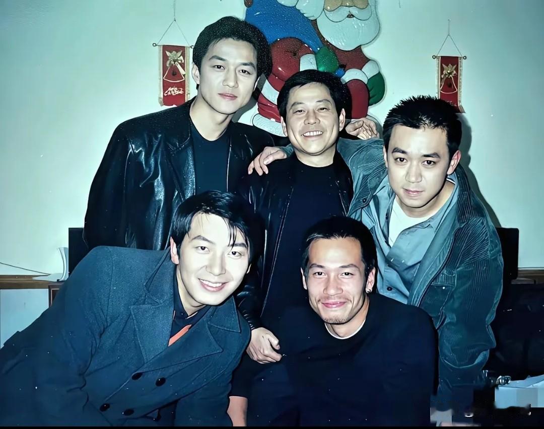 仔细看，那时的李亚鹏疏眉朗目，气宇轩昂，的确一表人才！右边斜身的是浓眉大眼的王学