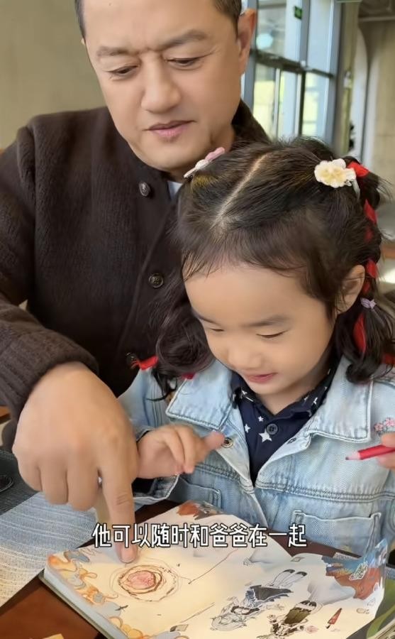 李亚鹏两个女儿的教育待遇差，把“父爱公平”这件事撕开给了大家看。早年李嫣去瑞士读名校，是和李菲共同决
