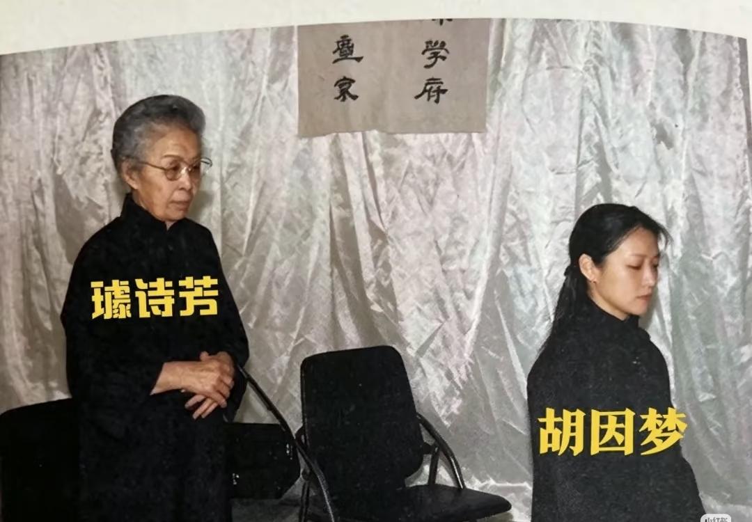 胡因梦参加父亲的葬礼，一张罕见的留影，这一张照片拍摄于1988年的台北，是胡赓年