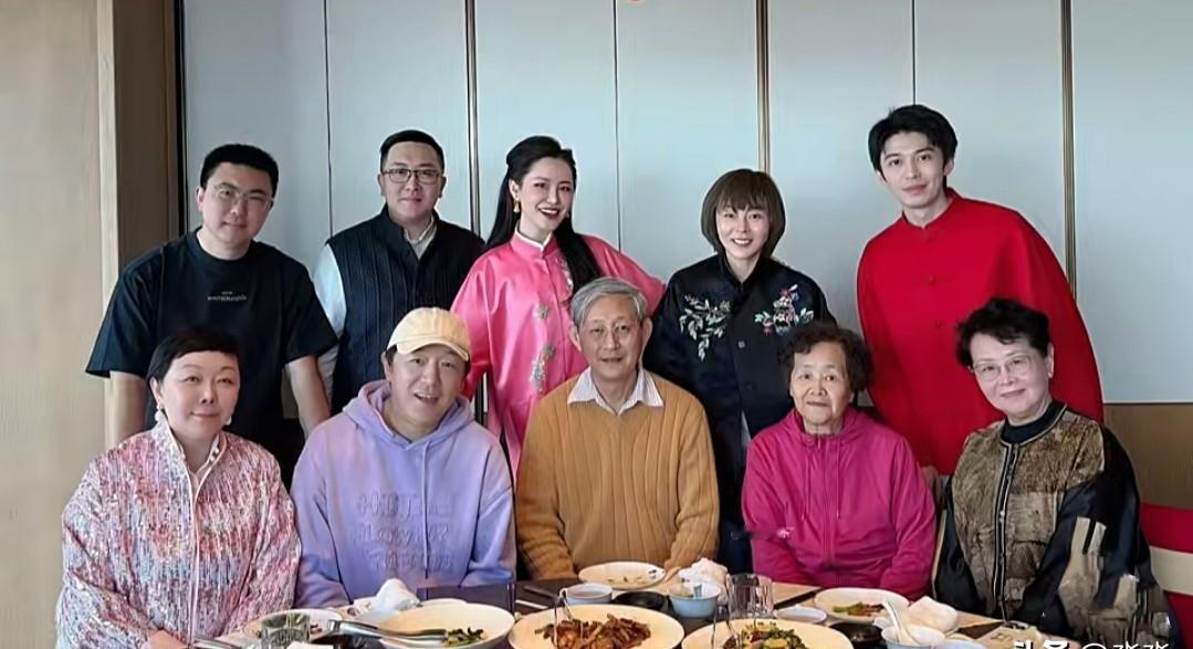 山东女婿回门拜年，岳父抢着和他合影。这就是人人夸的好女婿，但镜头一转，太震撼了