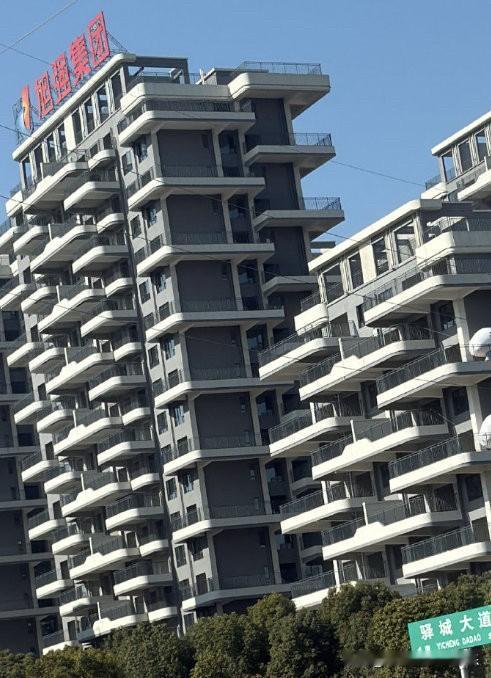 现在四五线小城市都有四代宅了。这是一个河南小城市的四代宅，单价在5000左右一