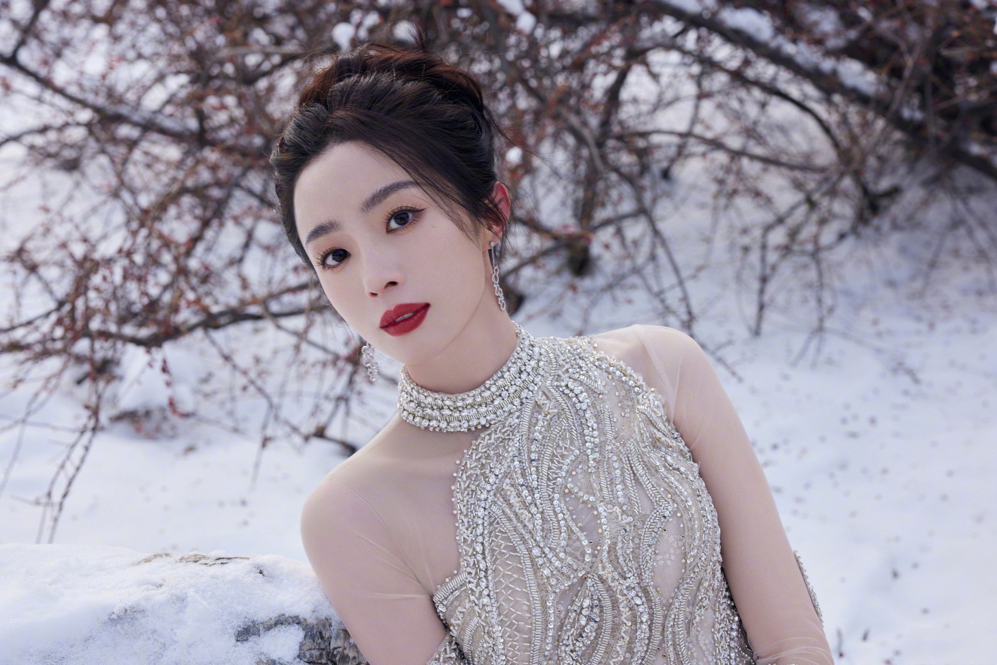 胡冰卿雪地银妆，红唇点缀，优雅迷人。胡冰卿