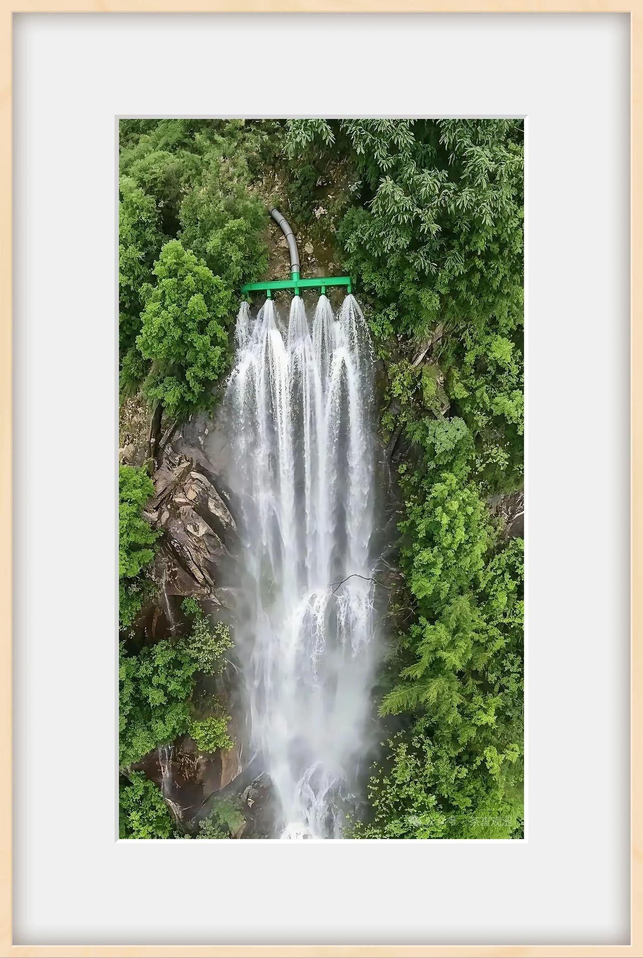世界名画绿山中人造飞瀑。