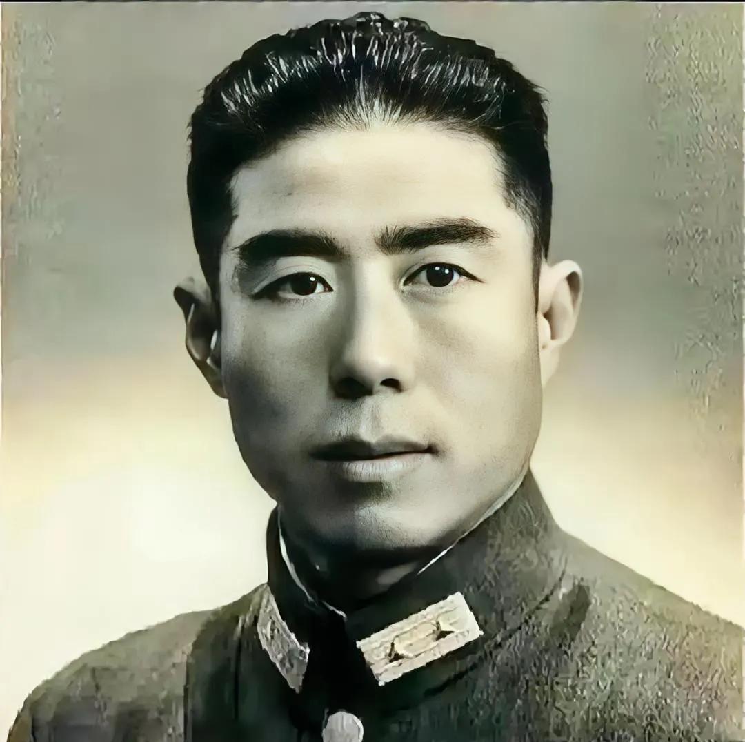 1944年，国军副军长投敌后请日军吃饭，突然进来一位伙计大喊：“清炖鸡来咯！”副