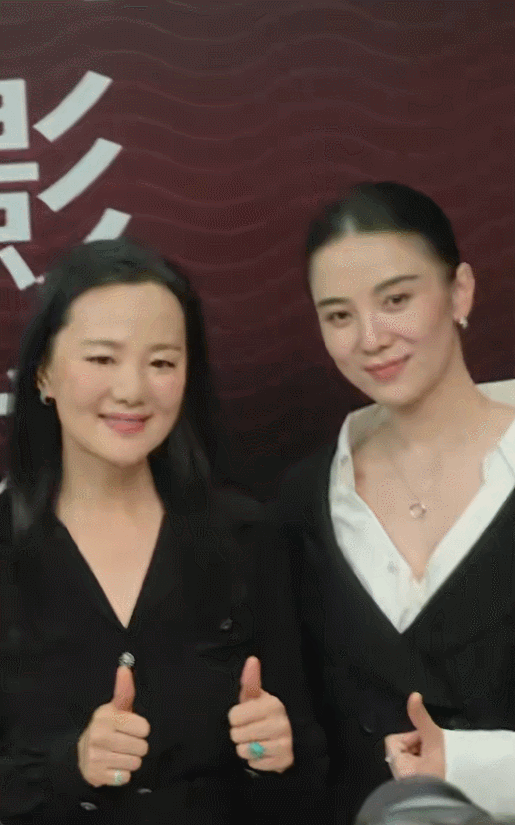 宋佳咏梅甄嬛沈眉庄行礼2025导演之夜，宋佳和咏梅见面握手，和甄嬛沈眉庄行礼姿