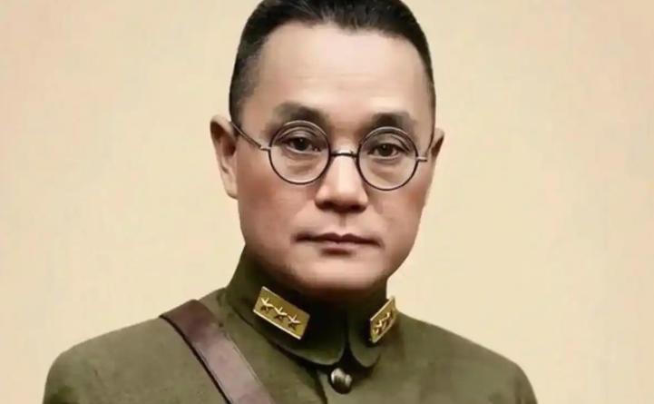 1949年深夜，国民党上将潘文华撞见自己最宠爱的七姨太正在屋里偷偷发电报。他没