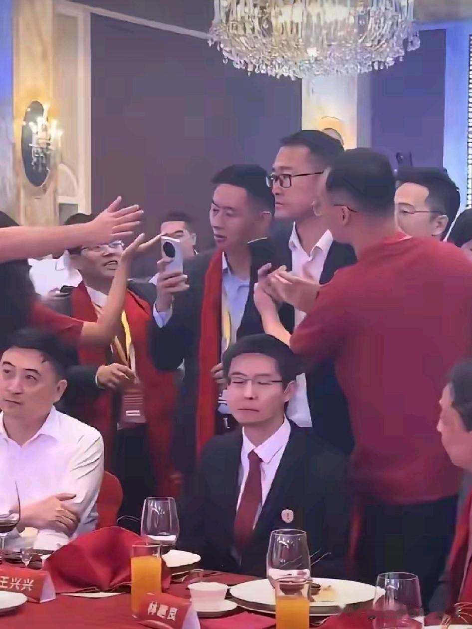 王兴很高兴，王兴兴不高兴了！昨天，人形机器人公司宇树科技正式上市，股价破110