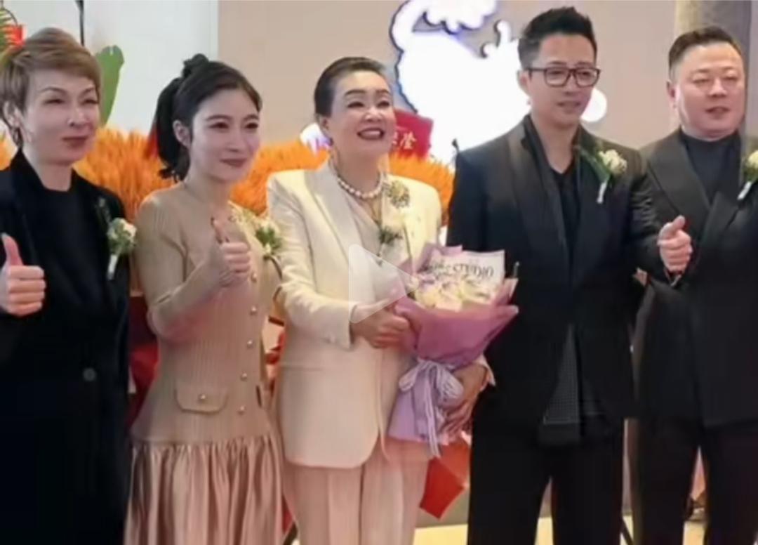 母子俩哪有隔夜仇！3月8日，麻六记邯郸店开业，汪小菲和母亲张兰一同剪彩，母子俩站