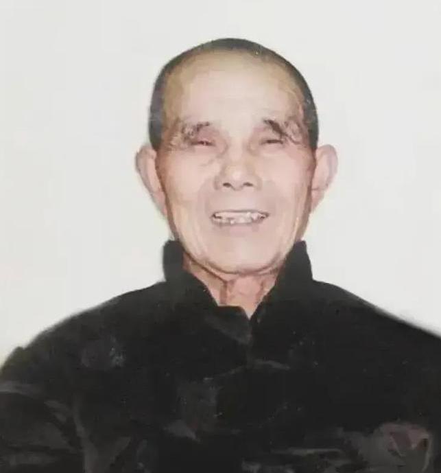 1952年，朝鲜五圣山上，一名美军大白天光着身体朝我军阵地撒尿，新兵陈凤楼违反纪