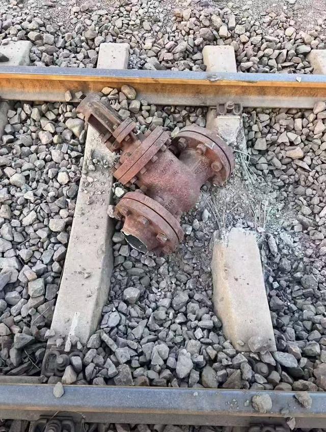包钢厂区发生爆炸, 5公里外铁轨沿线一个阀门从天而降