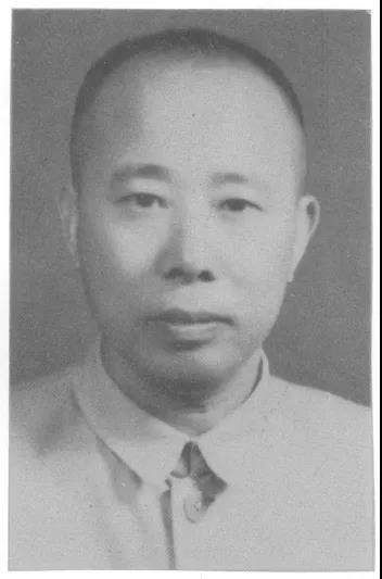 他是跟在彭德怀身边，走完长征的机要秘书。到了武汉当家后，他在一次规划会上，往桌上
