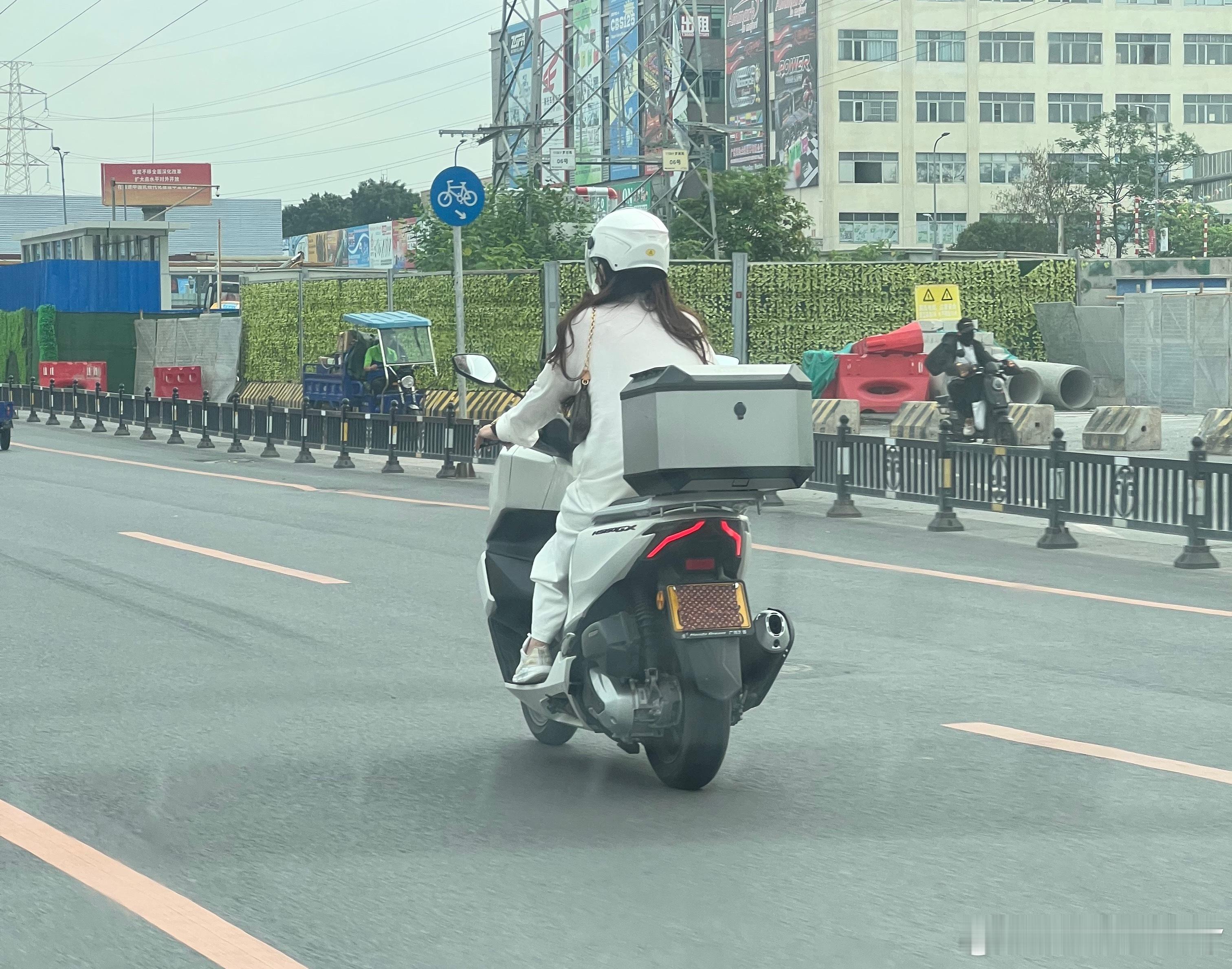 哇，现在还有人干这种违法事情广州·广清收费站(S15沈海高速广州支线出口增槎路