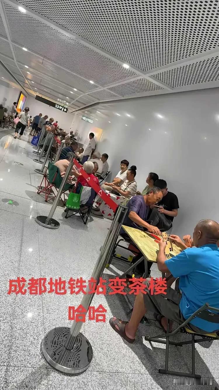 实在看不下去了！地铁站变成了娱乐场所！是社会包容性太强，还是道德无底线？