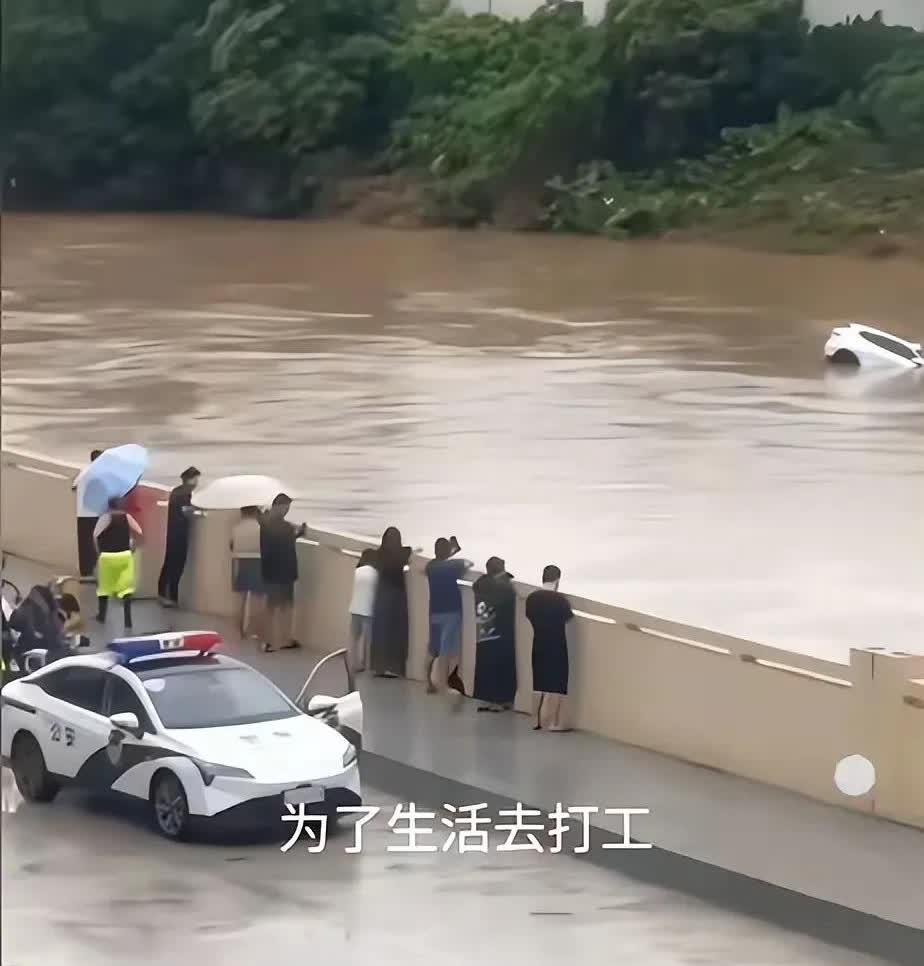 或许这也算是一种送别吧！近日东莞一女子雨后驾车失控冲进河里，如图所见。经过自