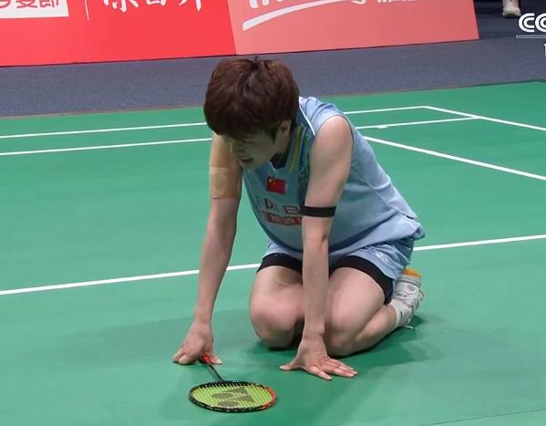 羽毛球亚锦赛女单决赛！王祉怡1：2安洗莹，体力不支、痛失金牌！4月12日，羽