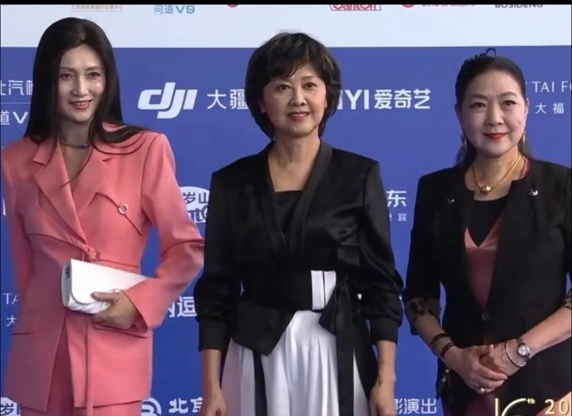 看到朱琳，林芳兵和沈丹萍同框，才发现朱琳这种长相，才是经得起岁月沉淀的美人。