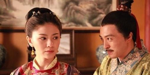 1397年，洪武三十年。安庆公主跪在奉天殿外，双手高举母亲马皇后的灵牌，哭得几近