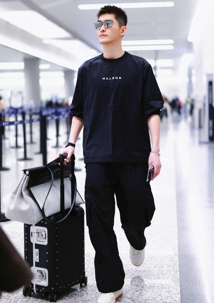 最近张翰现身机场，他这次搭配了一身黑色的衣服，整个人显得好酷，也特别的有气势。