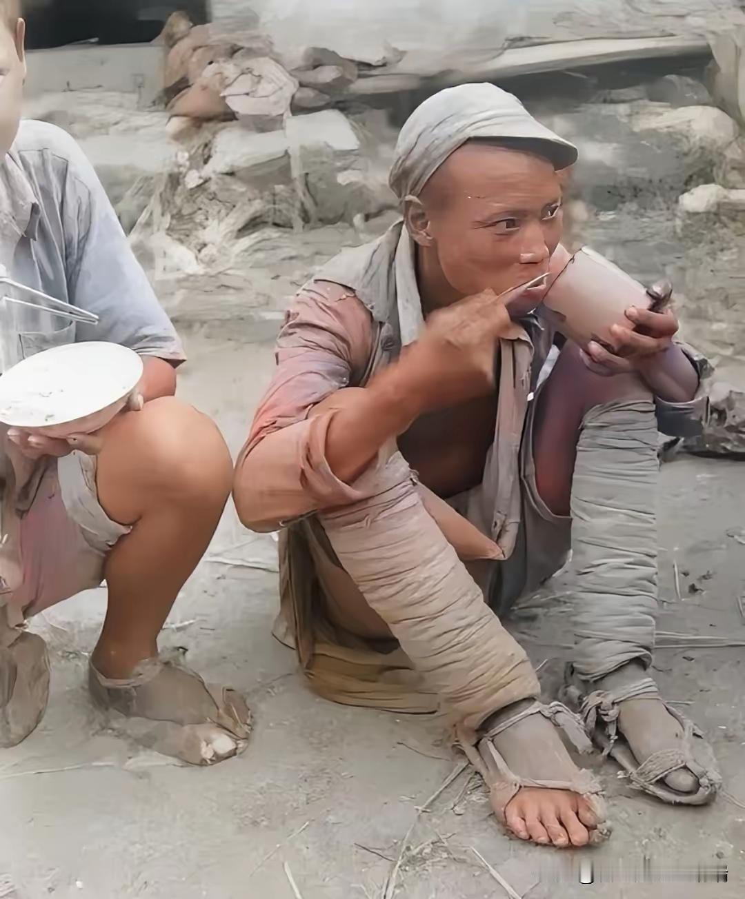 看到这张抗战期间广西“狼兵”吃饭的照片，心里五味杂陈。照片里他穿着破旧军装、草鞋