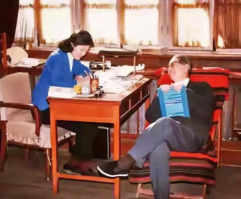 1974年，北京史家胡同，乔冠华与章含之夫妇在书房的温馨一幕。他们婚姻曾经轰动一