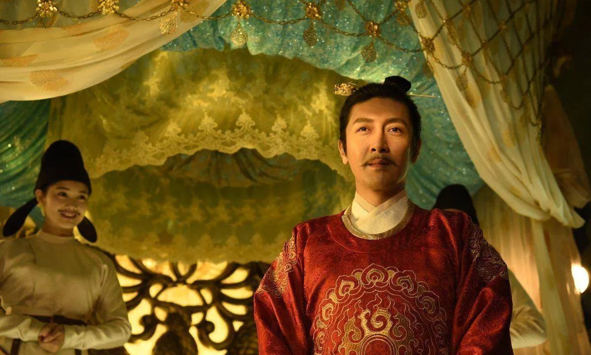 公元756年，72岁，且一辈子没碰过女人的高力士，一把38岁的杨玉环抱了起来……