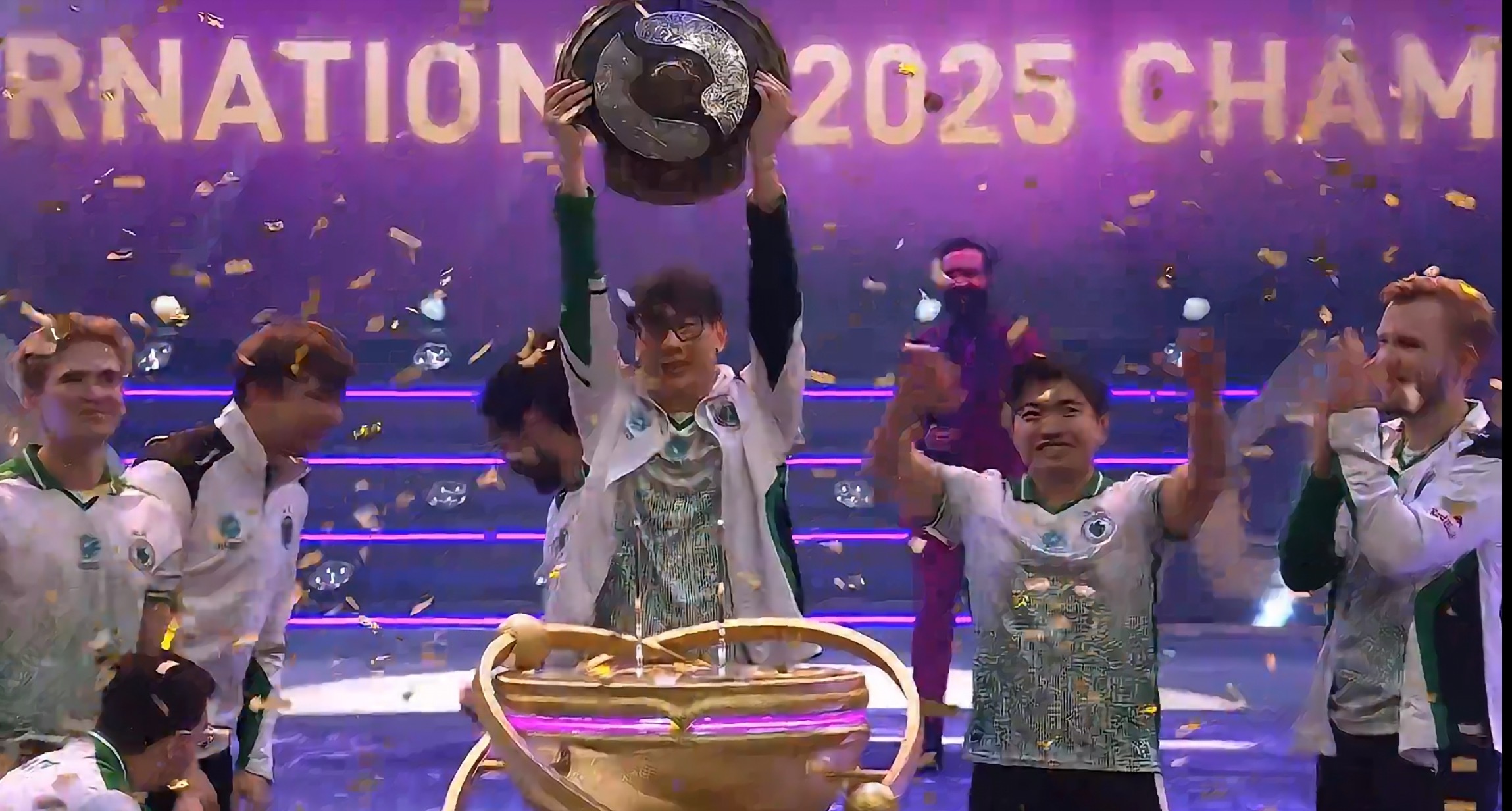 历史第一个三冠王2000哥！TI5EG作为队员夺冠，TI11Tundra作为