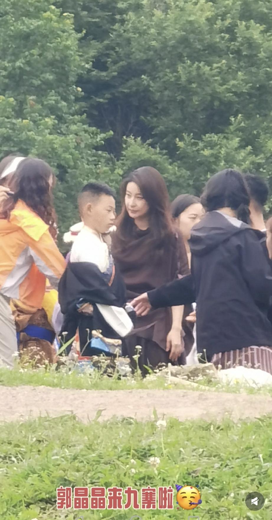 6月17日，郭晶晶一个人现身四川九寨沟，纯素颜出镜穿得挺厚的，看着挺疲惫的，要是
