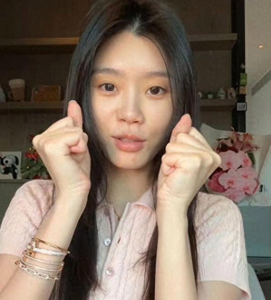 奚梦瑶素颜出镜，我只想说，一只手怎么能带5条钻石手链​​​