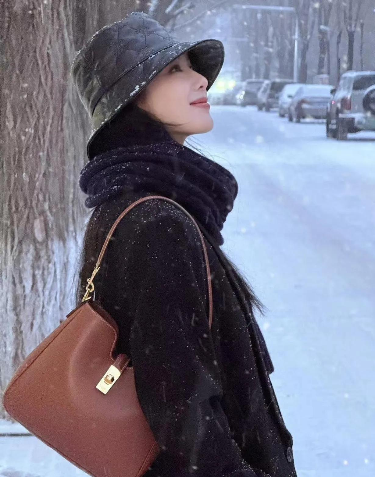 刘诗诗这套黑大衣look我直接焊在身上！保暖又显瘦，冬天照着穿美翻整条街！