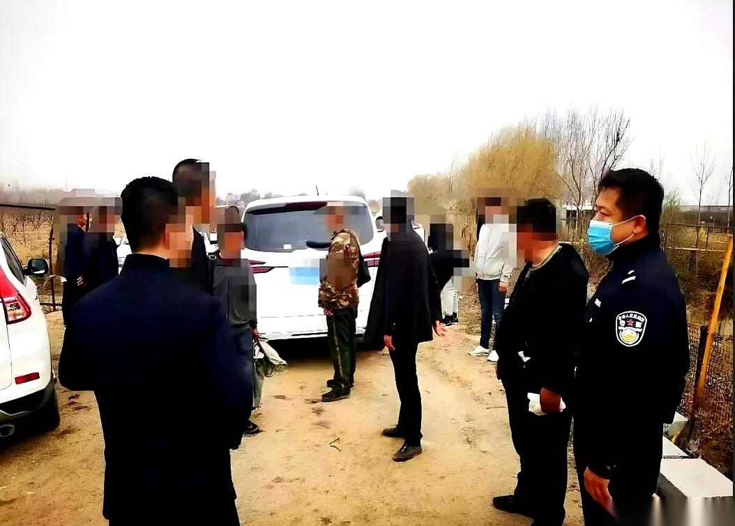 网传的这个抓蛇对峙视频里，一条剧毒蛇还在蛇袋里扭动，小伙紧紧攥着袋口，盯着赶来劝