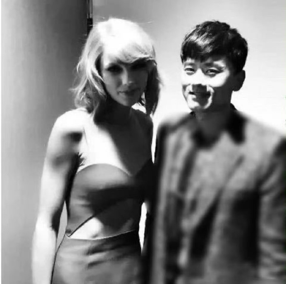 “张杰14年去全美拿奖时,与霉霉的合影,好难得的一张老照片。”没想到他们还有